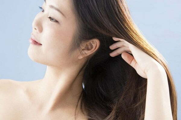 Dùng dầu dưỡng tóc khô xơ cải thiện tình trạng khô tóc tốt