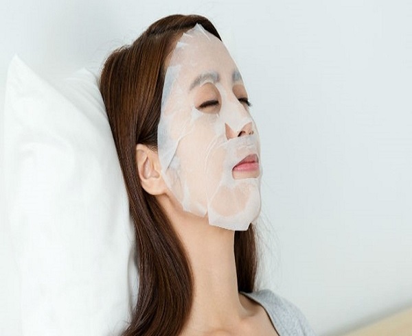 Đắp mặt nạ giấy giúp da mềm mịn 
