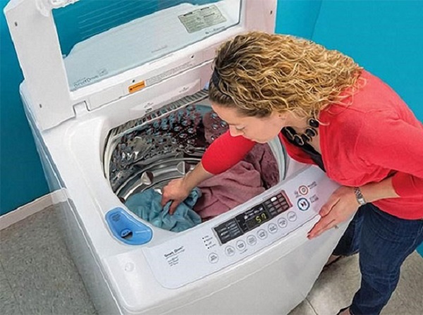 Cách vệ sinh máy giặt cửa trên đơn giản