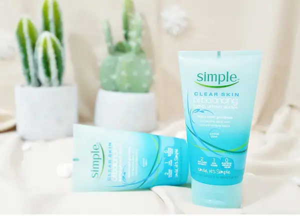 Sữa rửa mặt trị mụn cho da nhạy cảm Simple