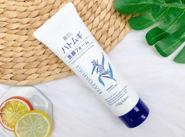 Thiết kế của sữa rửa mặt Hatomugi là những tuýp nhựa có in hình của cây ý dĩ