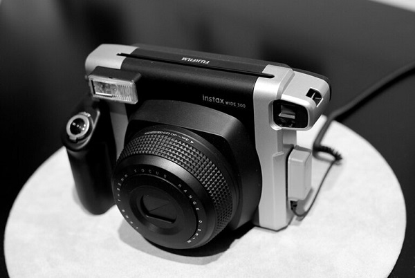 Máy ảnh chụp lấy liền Fujifilm Instax Wide 300