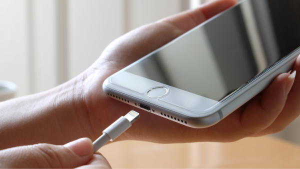 Khả năng thứ hai: Apple sẽ giữ lại cổng sạc Lightning cho iPhone 15 Series 