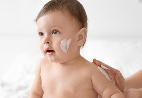 Cách chọn kem dưỡng ẩm cho trẻ sơ sinh