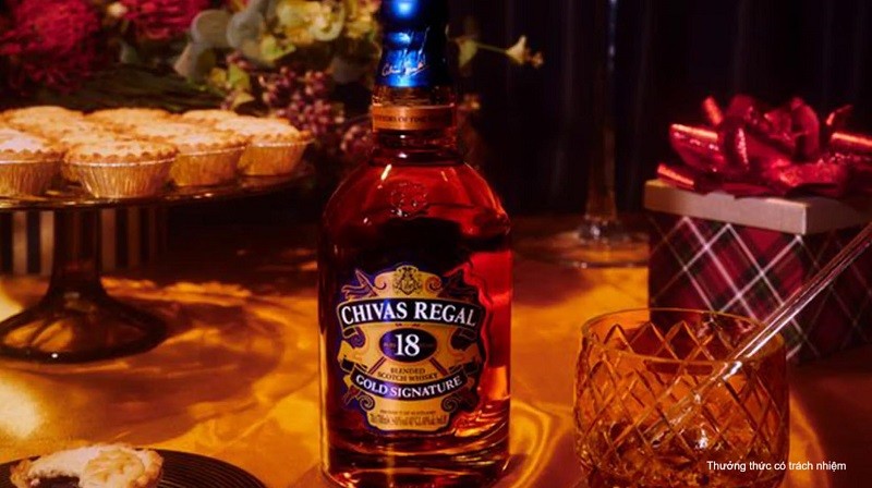 Với dòng whisky cao cấp như Chivas 18, thao tác mở – rót rượu cũng nên được thực hiện chỉn chu để thể hiện sự trân trọng với sản phẩm.