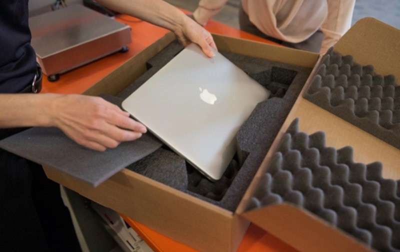 Đóng gói laptop cần sử dụng xốp và chèn kín các khe hở trong thùng Đóng gói laptop cần sử dụng xốp và chèn kín các khe hở trong thùng